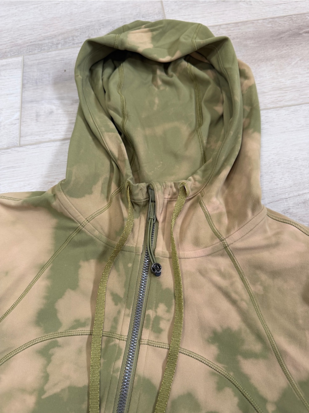 LuluLemon - Define Hooded Nulu Green Tie-Dyed Jacket. Size 10. - Picture 5 of 10
